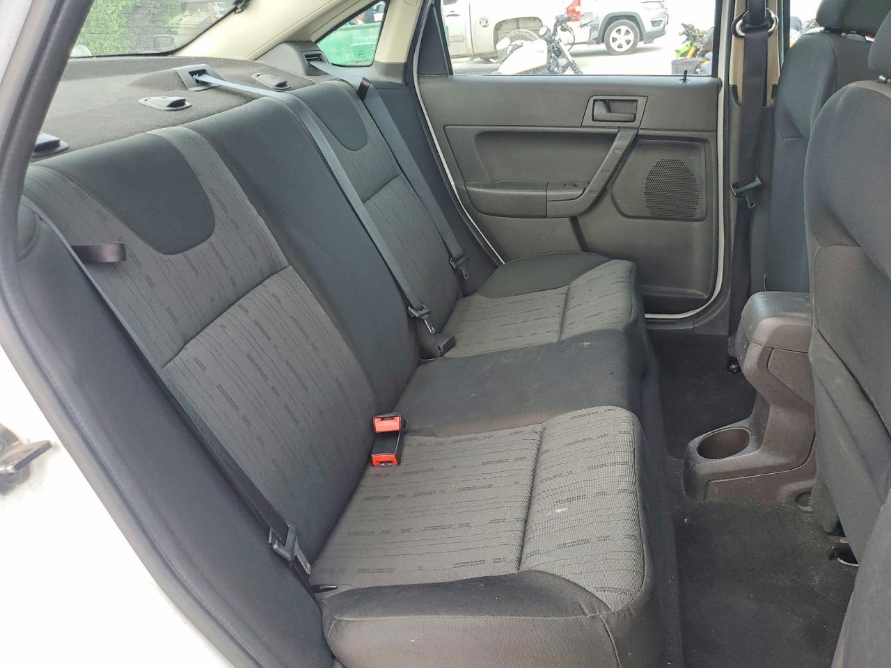 2008 Ford Focus Se White vin: 1FAHP35N28W108431
