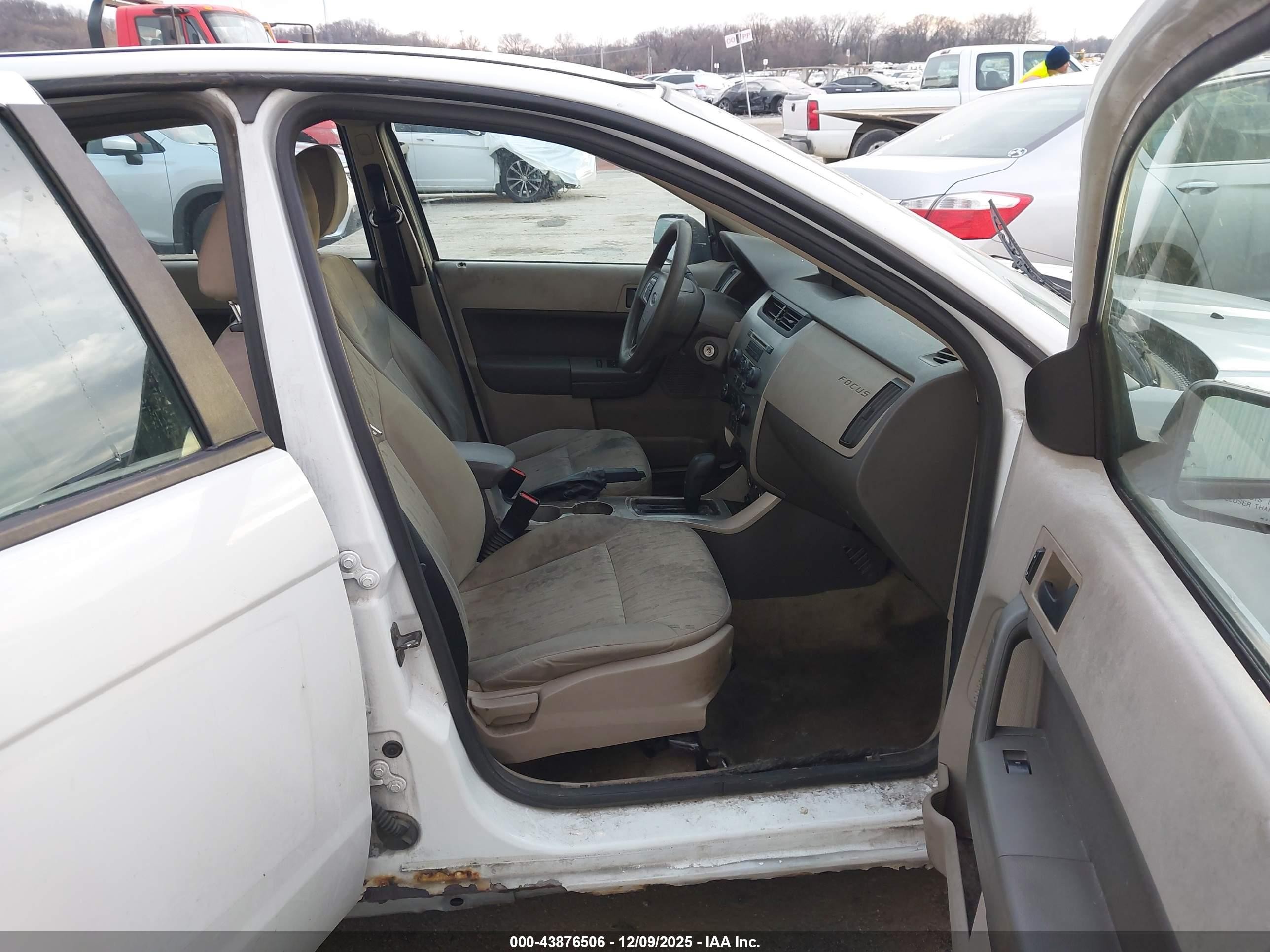 2008 Ford Focus Se/ses White vin: 1FAHP35N28W175174
