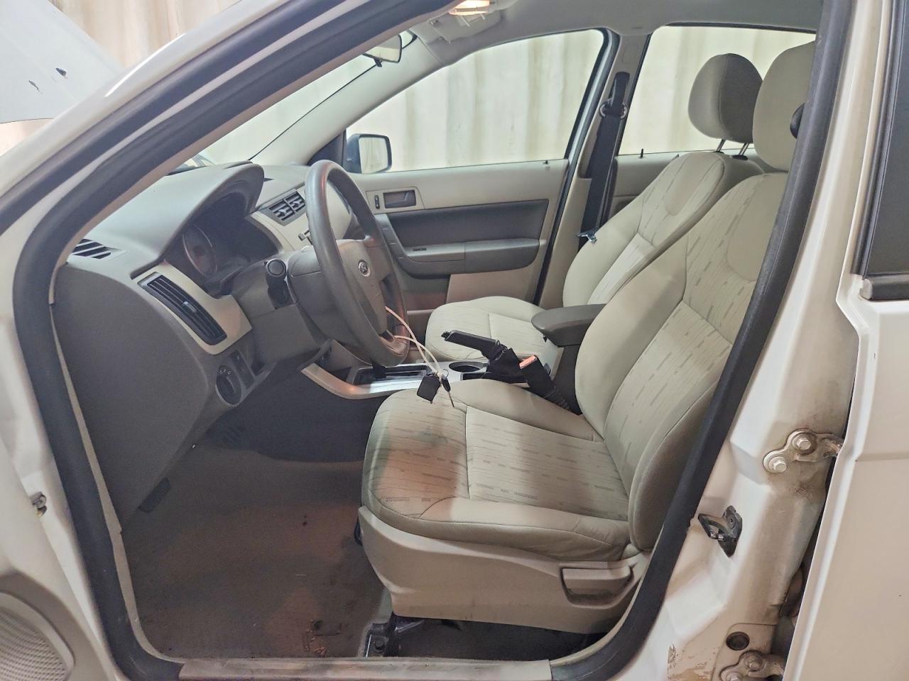 2008 Ford Focus Se White vin: 1FAHP35N28W182643