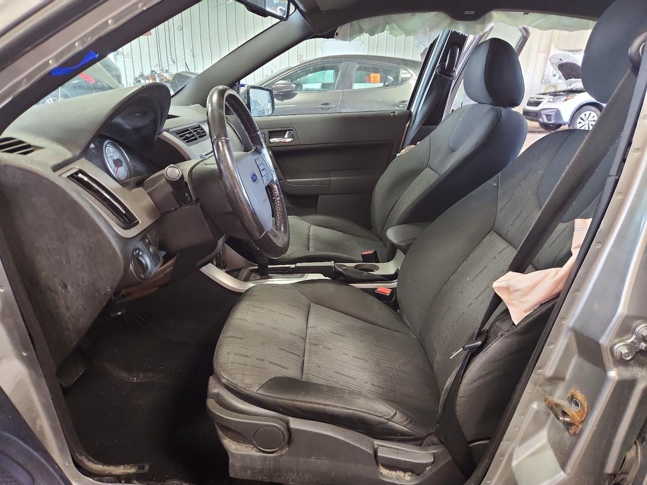 2008 Ford Focus Se Gray vin: 1FAHP35N28W282192