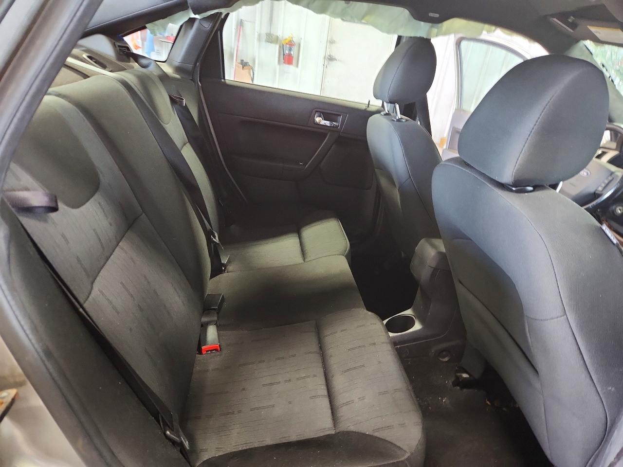 2008 Ford Focus Se Gray vin: 1FAHP35N28W282192