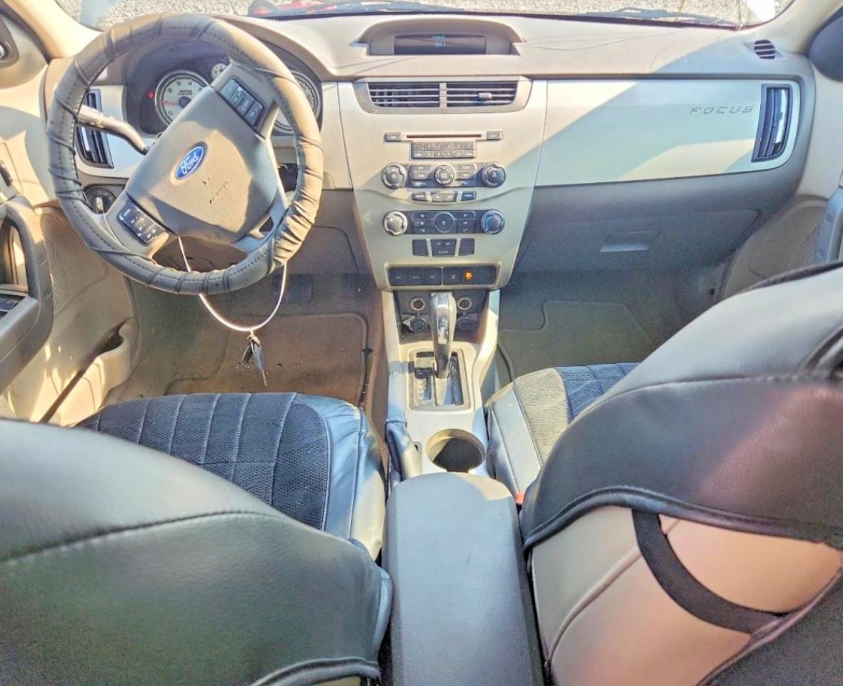 2008 Ford Focus Se Silver vin: 1FAHP35N28W300643