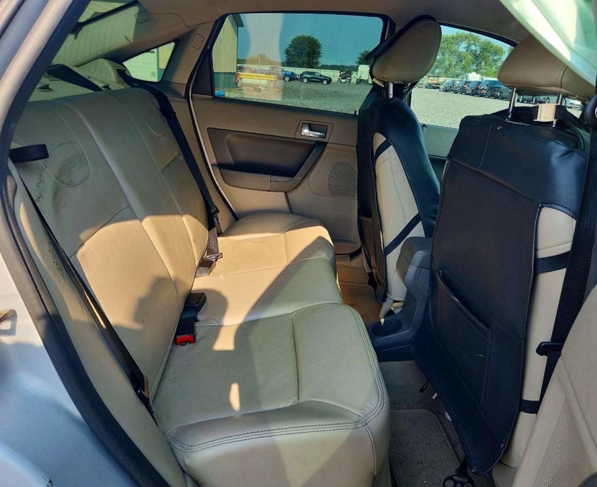 2008 Ford Focus Se Silver vin: 1FAHP35N28W300643