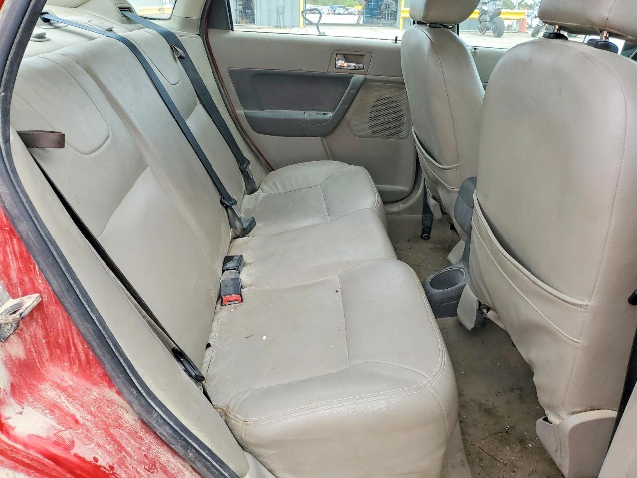 2008 Ford Focus Se Red vin: 1FAHP35N38W122418