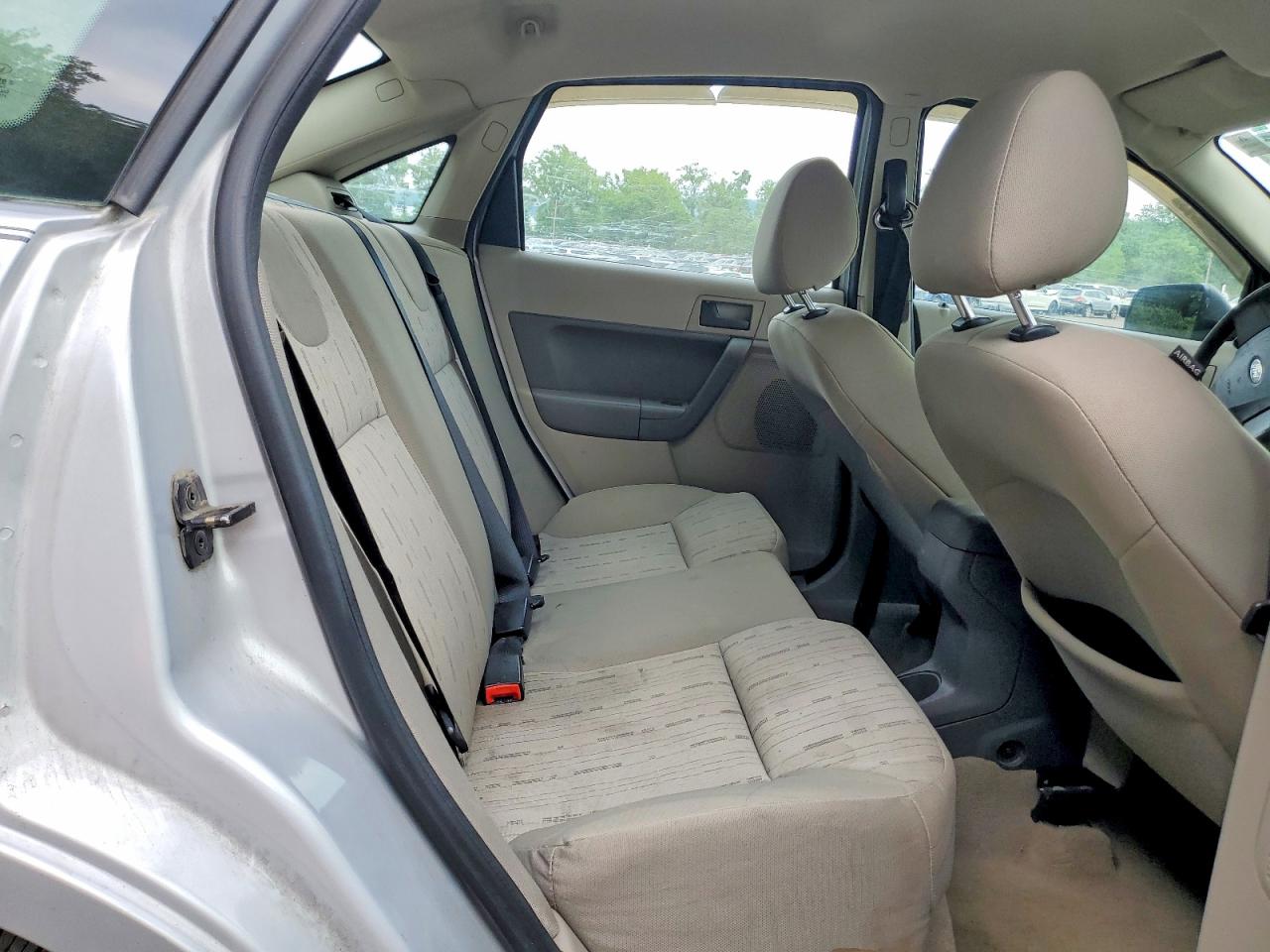 2008 Ford Focus Se Silver vin: 1FAHP35N38W284548