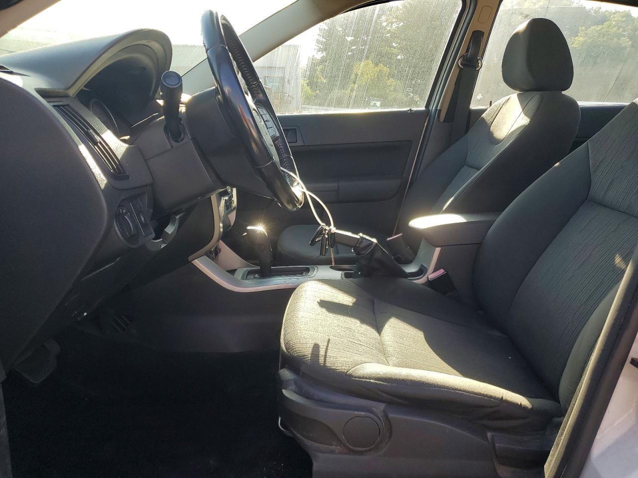 2009 Ford Focus Se White vin: 1FAHP35N39W135901