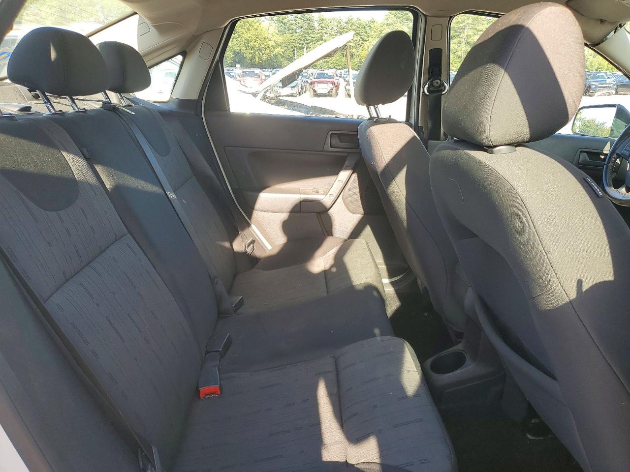 2009 Ford Focus Se White vin: 1FAHP35N39W135901