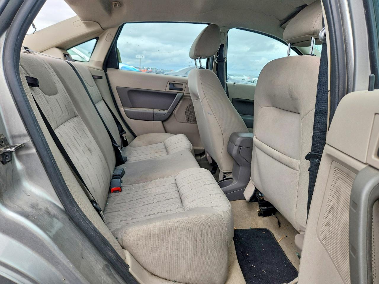 2008 Ford Focus Se Silver vin: 1FAHP35N48W116059