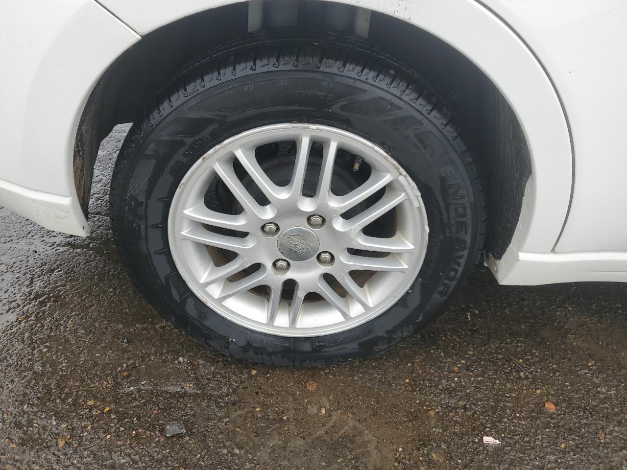 2008 Ford Focus Se White vin: 1FAHP35N48W182661 Damage: Right Rear Wheel, Curb Rash, 4 To 5 Inches