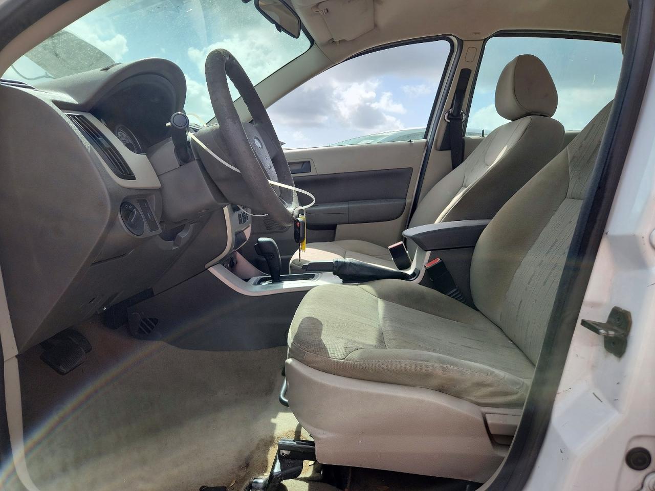 2008 Ford Focus Se White vin: 1FAHP35N48W222527