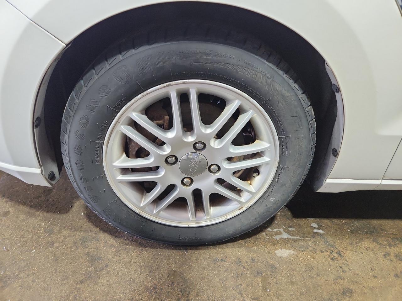 2008 Ford Focus Se White vin: 1FAHP35N58W148079 Damage: Left Front Wheel, Curb Rash, 11 To 12 Inches