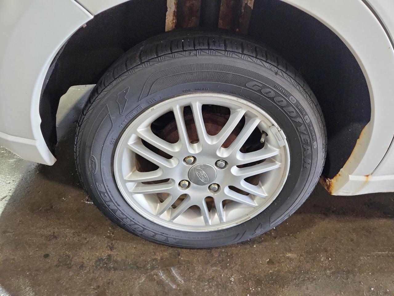 2008 Ford Focus Se White vin: 1FAHP35N58W148079 Damage: Right Rear Wheel, Curb Rash, 9 To 10 Inches