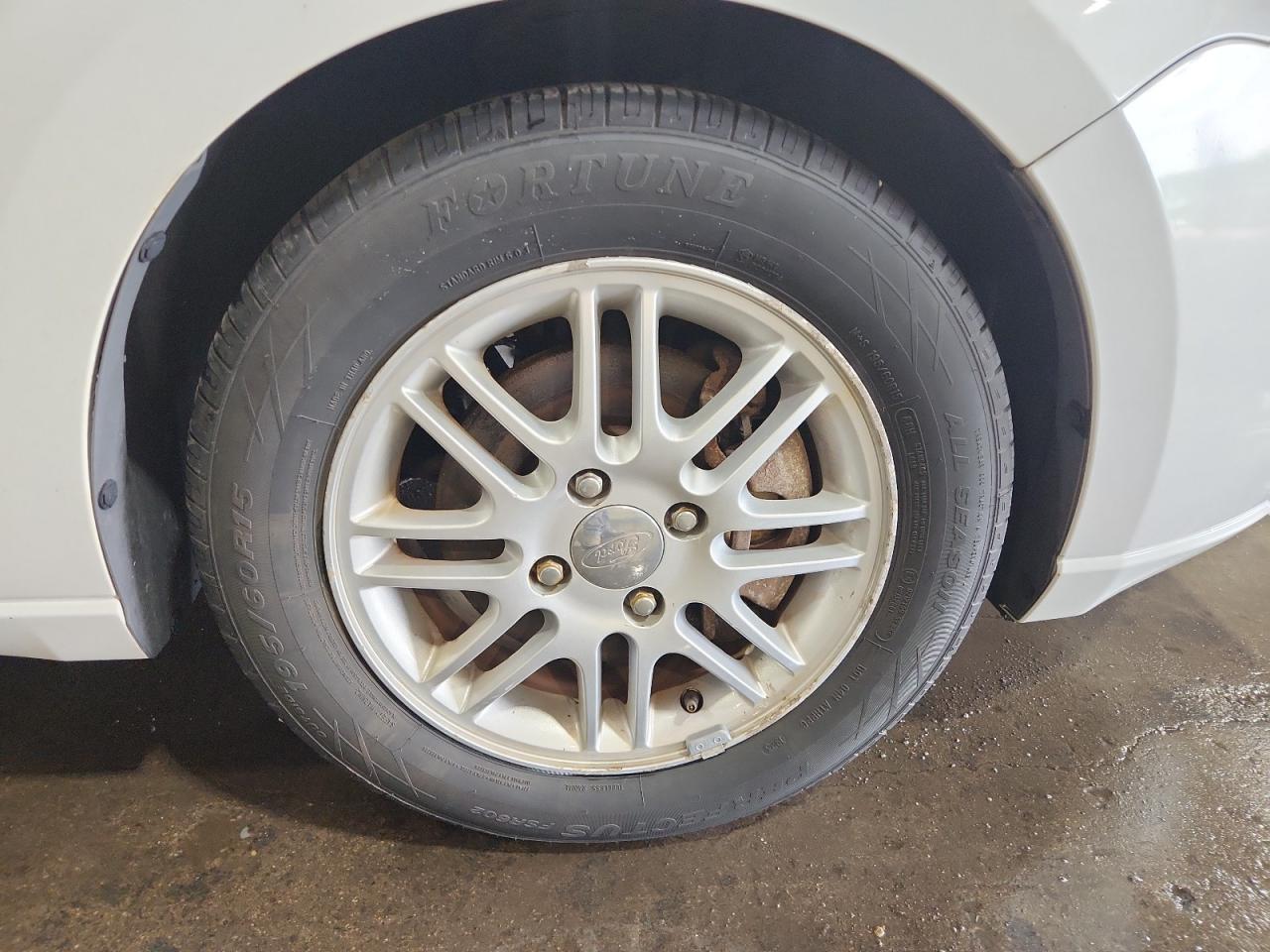 2008 Ford Focus Se White vin: 1FAHP35N58W148079 Damage: Right Front Wheel, Curb Rash, > 12 Inches