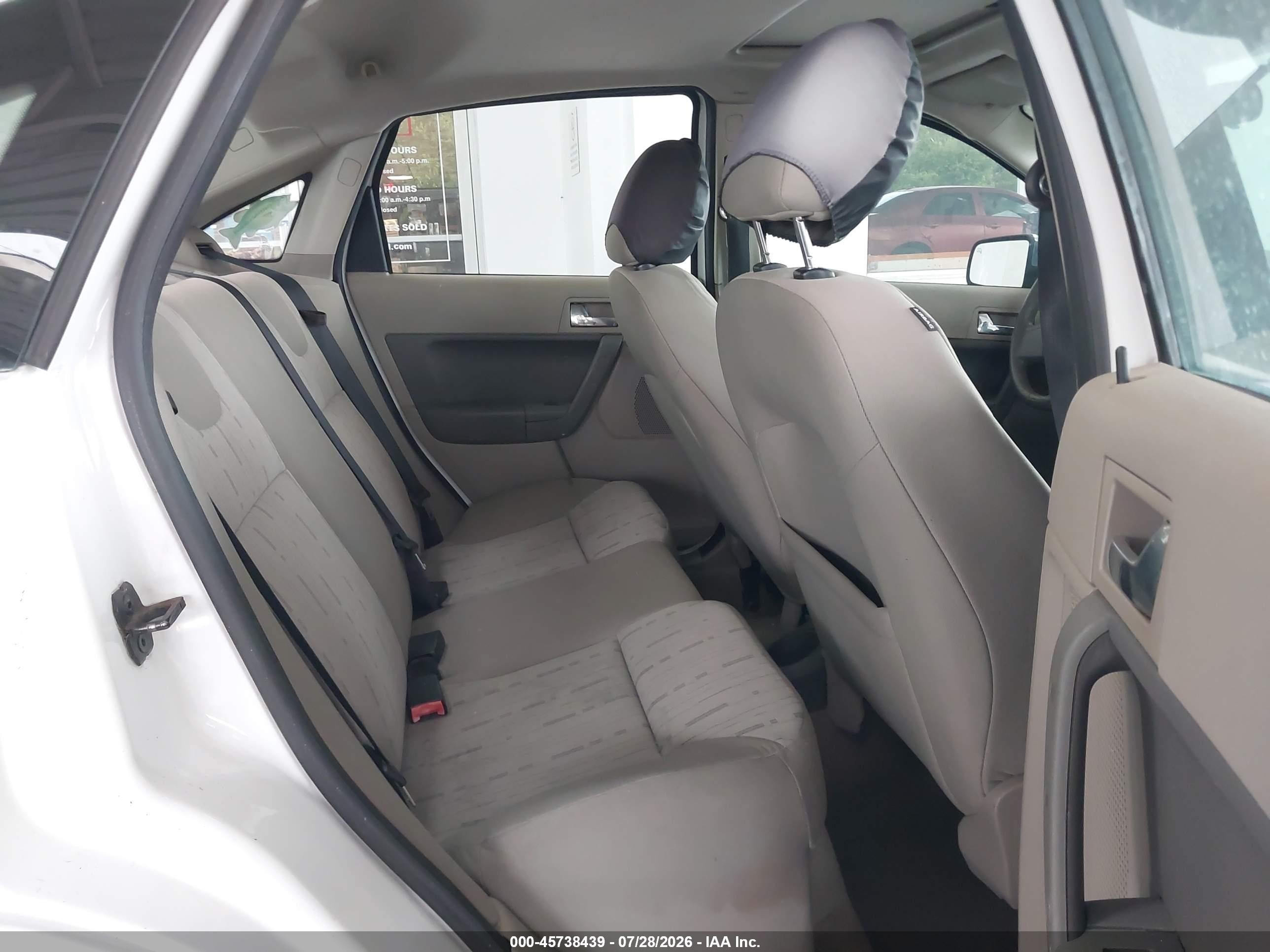 2008 Ford Focus Se/ses White vin: 1FAHP35N58W185231