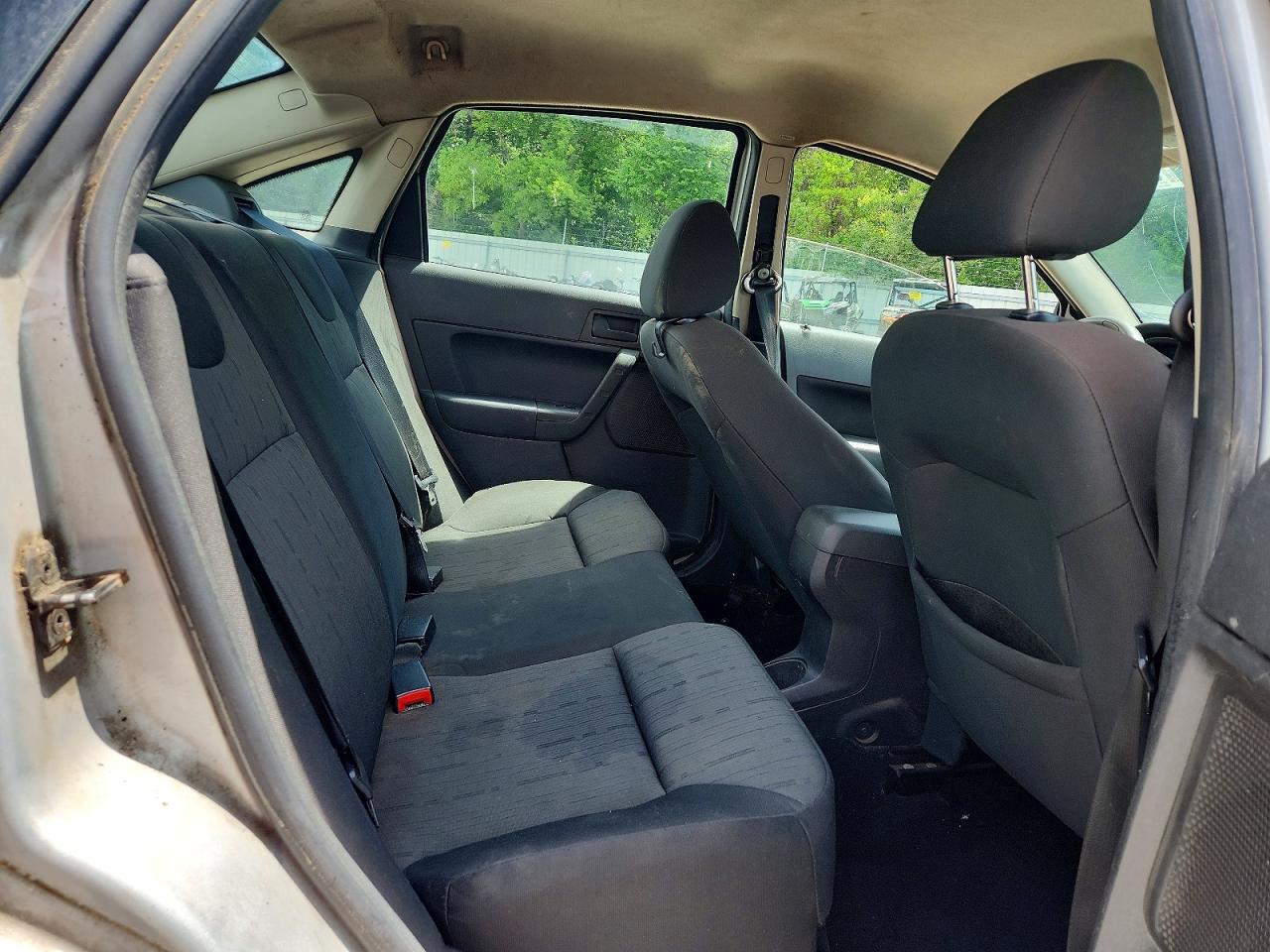 2008 Ford Focus Se Silver vin: 1FAHP35N58W209527
