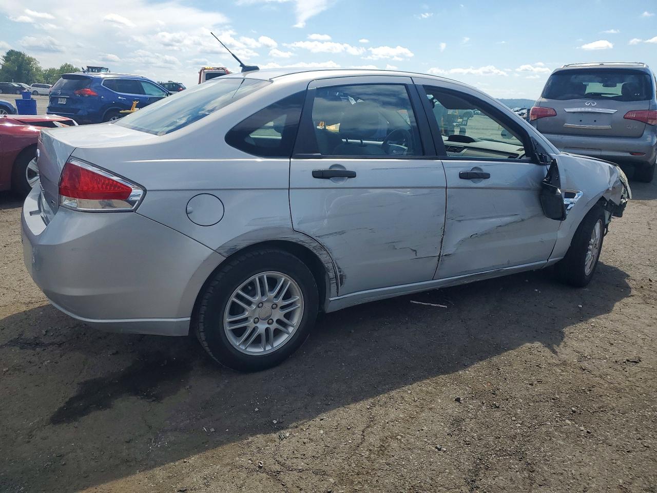 2008 Ford Focus Se Silver vin: 1FAHP35N58W230572