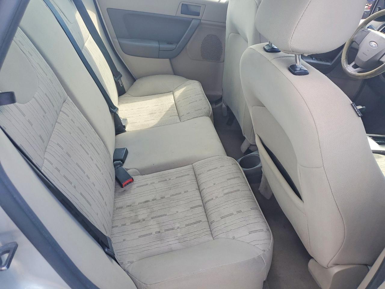 2008 Ford Focus Se Silver vin: 1FAHP35N58W230572