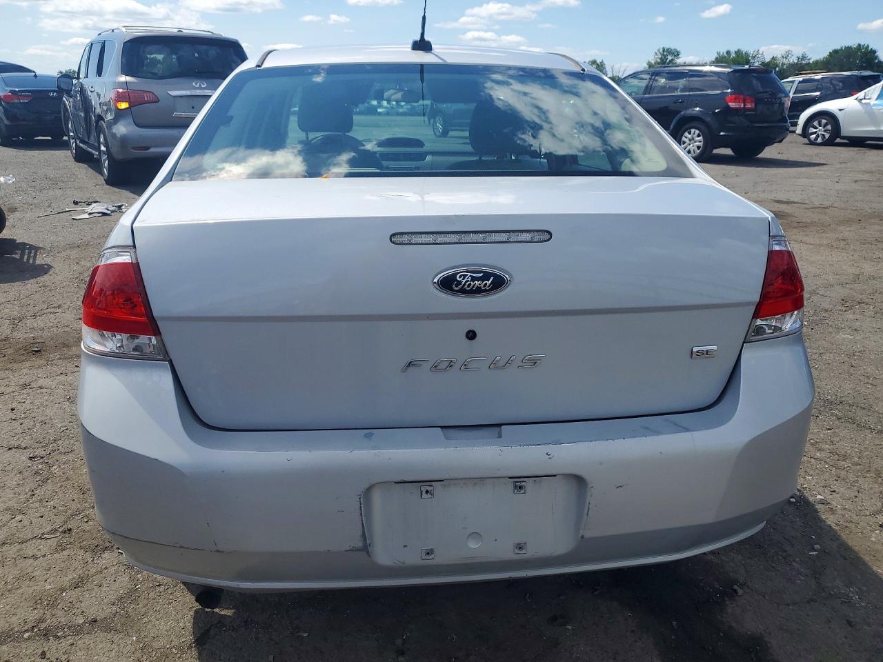 2008 Ford Focus Se Silver vin: 1FAHP35N58W230572