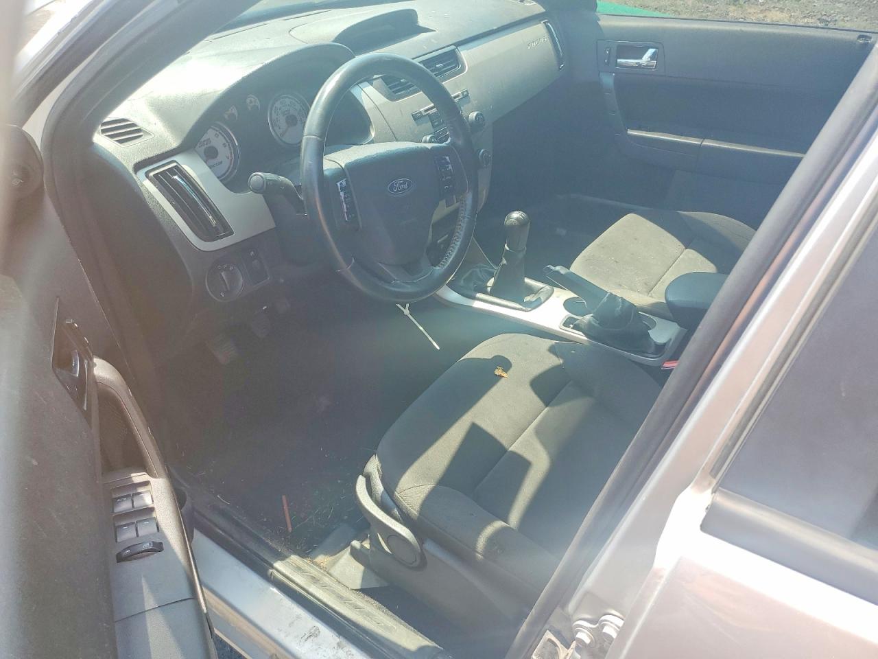 2008 Ford Focus Silver vin: 1FAHP35N58W266939