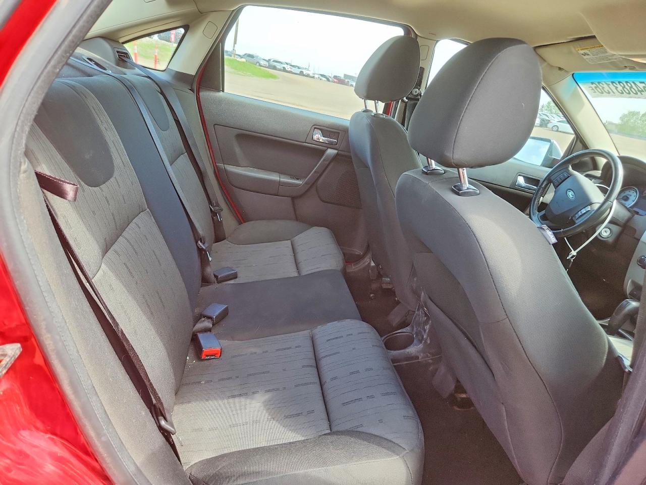 2008 Ford Focus Se Red vin: 1FAHP35N58W292053