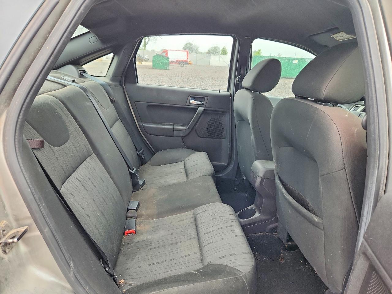 2008 Ford Focus Se Silver vin: 1FAHP35N68W116161