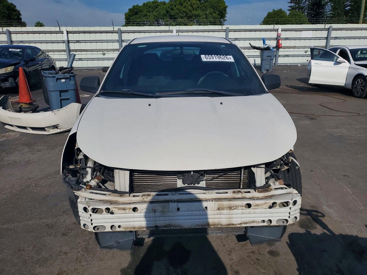 2009 Ford Focus Se White vin: 1FAHP35N69W193680