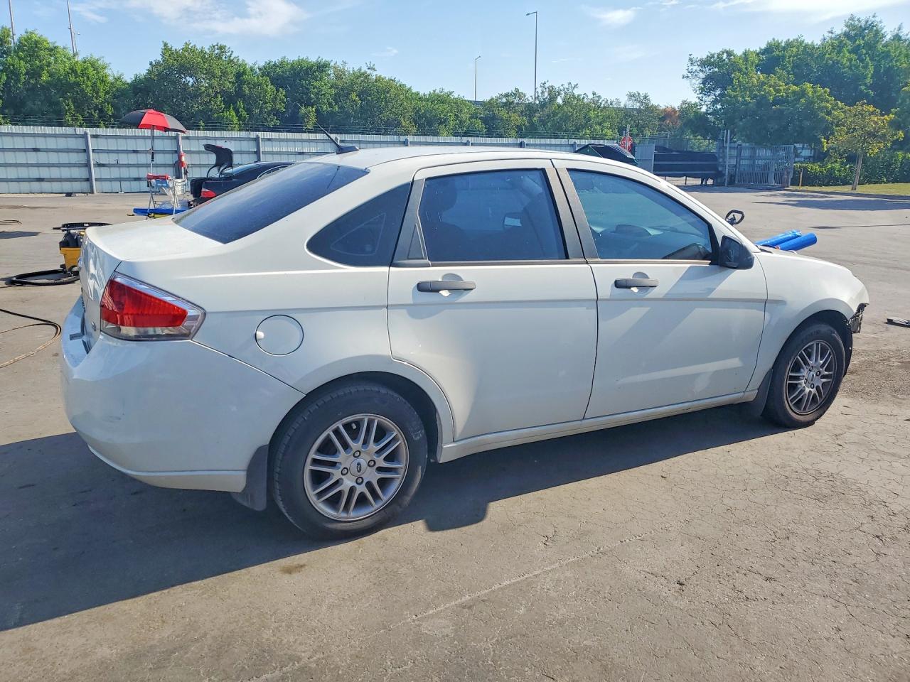 2009 Ford Focus Se White vin: 1FAHP35N69W193680