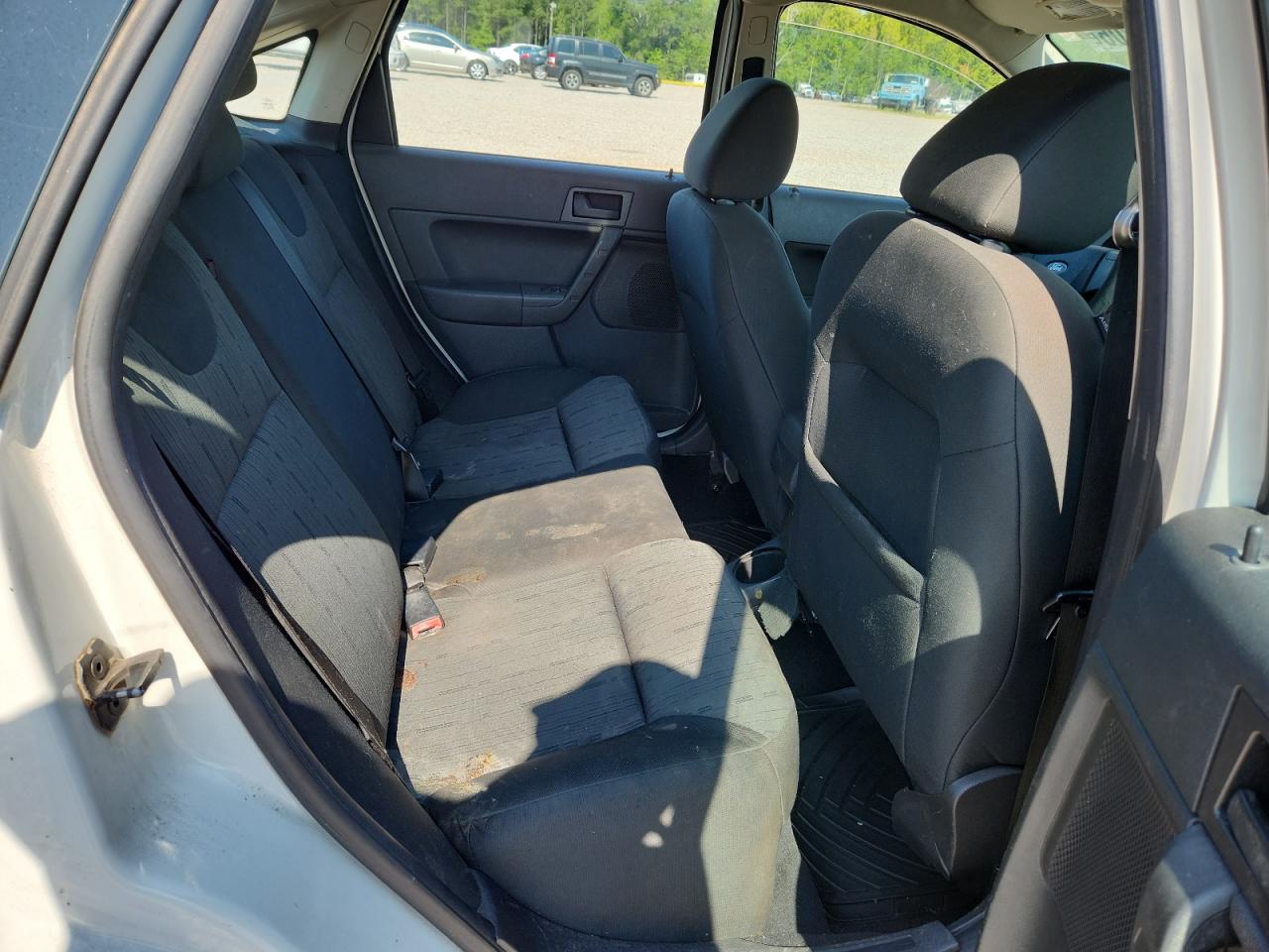 2009 Ford Focus Se White vin: 1FAHP35N79W110340