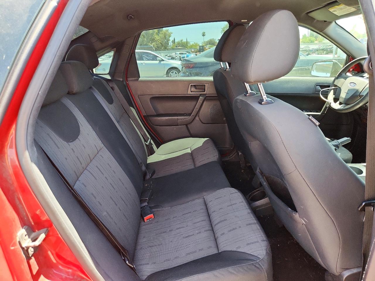 2009 Ford Focus Se Red vin: 1FAHP35N79W194384