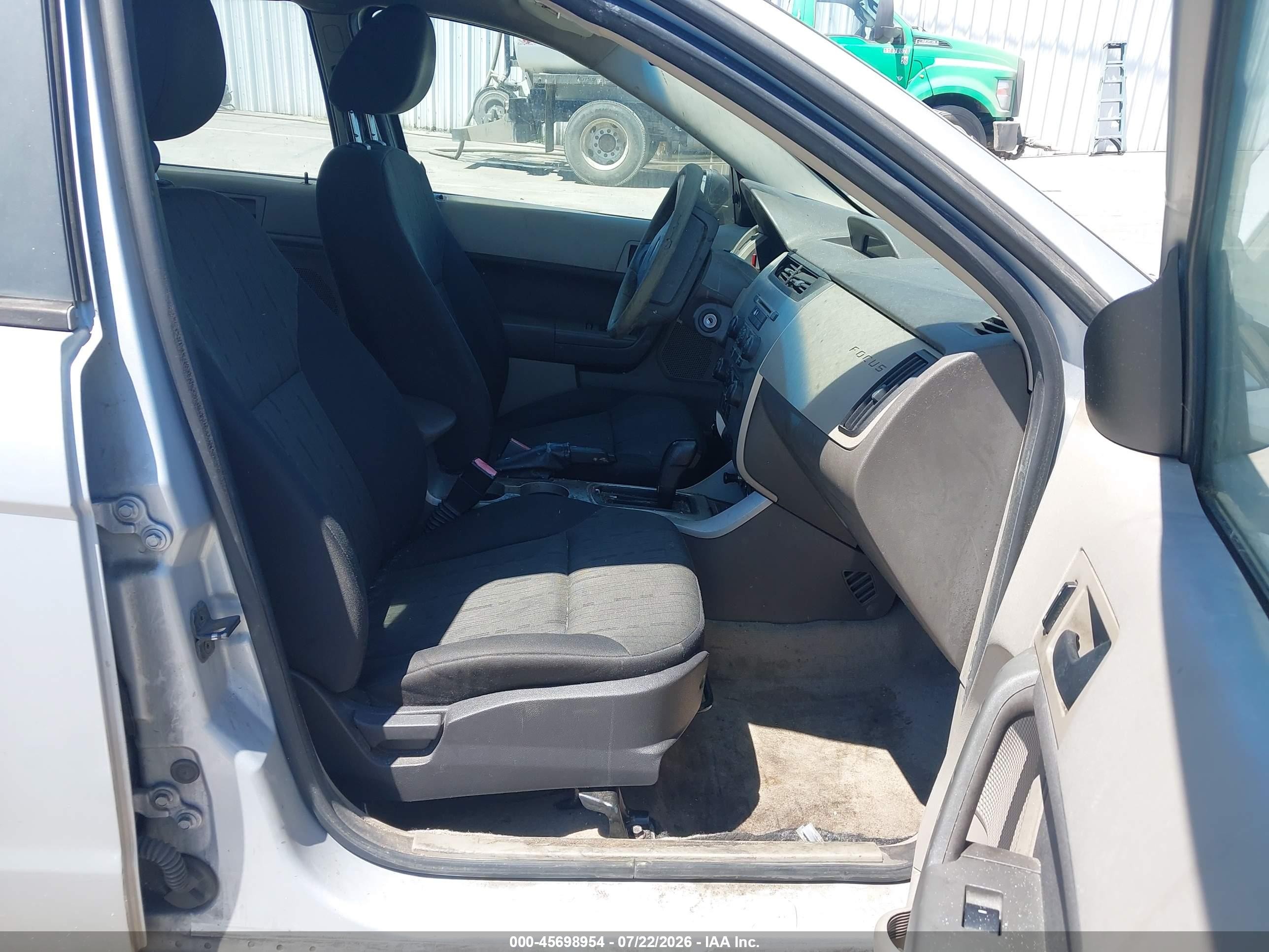 2008 Ford Focus Se/ses Серебряный vin: 1FAHP35N88W215256