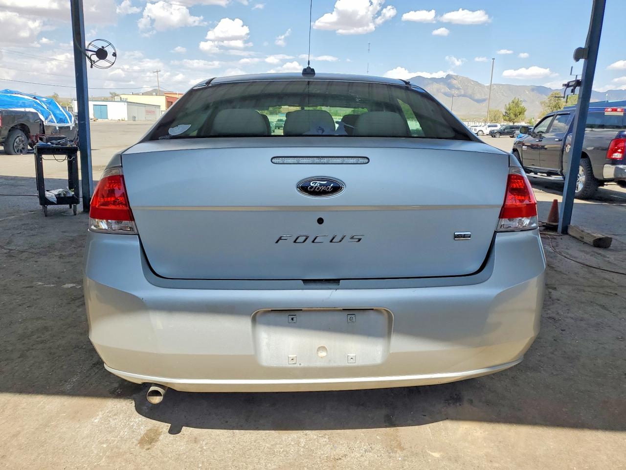 2009 Ford Focus Se Silver vin: 1FAHP35N89W233290