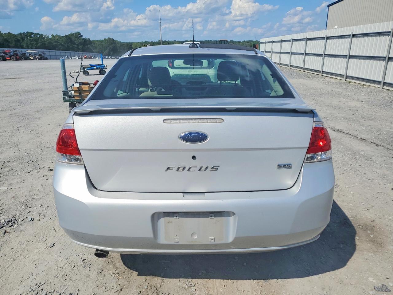 2008 Ford Focus Se Silver vin: 1FAHP35N98W171610