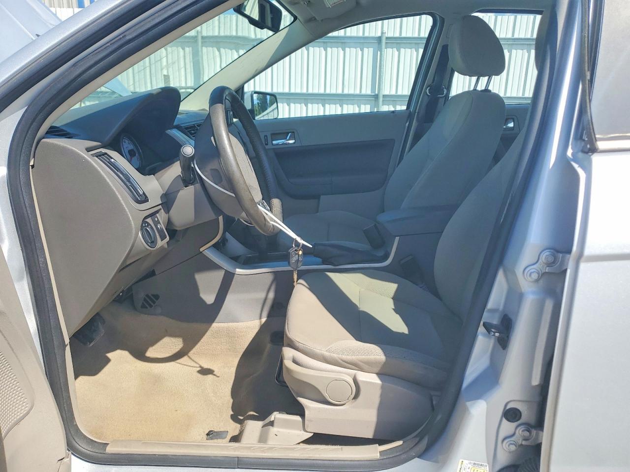 2008 Ford Focus Se Silver vin: 1FAHP35N98W171610