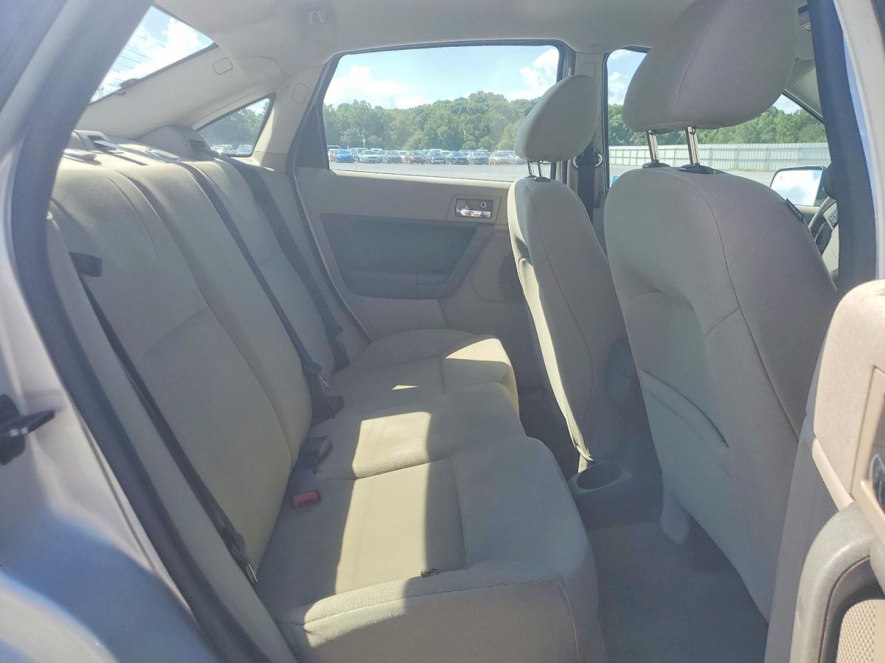 2008 Ford Focus Se Silver vin: 1FAHP35N98W171610