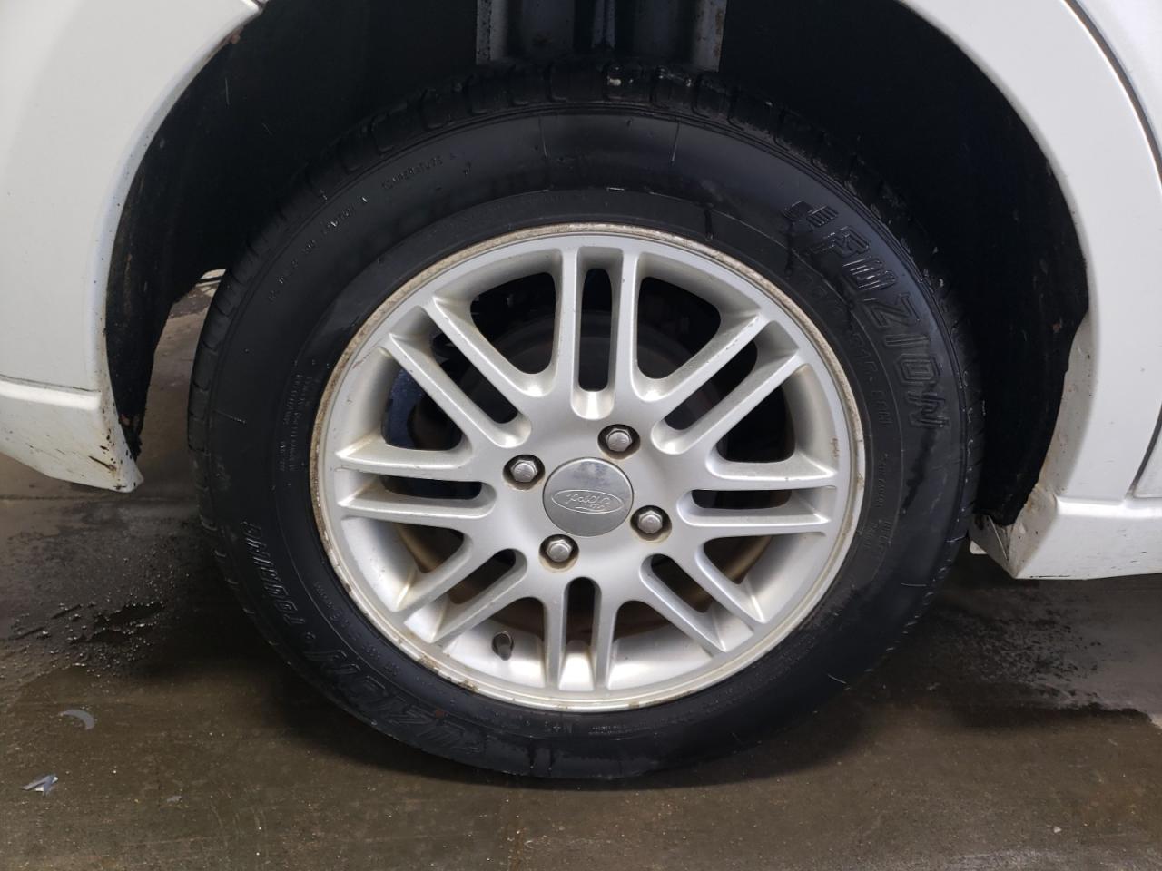 2008 Ford Focus Se White vin: 1FAHP35N98W182641 Damage: Right Rear Wheel, Curb Rash, > 12 Inches