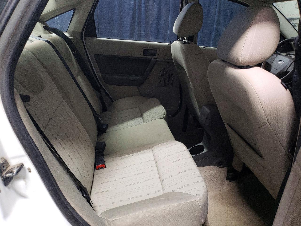 2008 Ford Focus Se White vin: 1FAHP35N98W182641