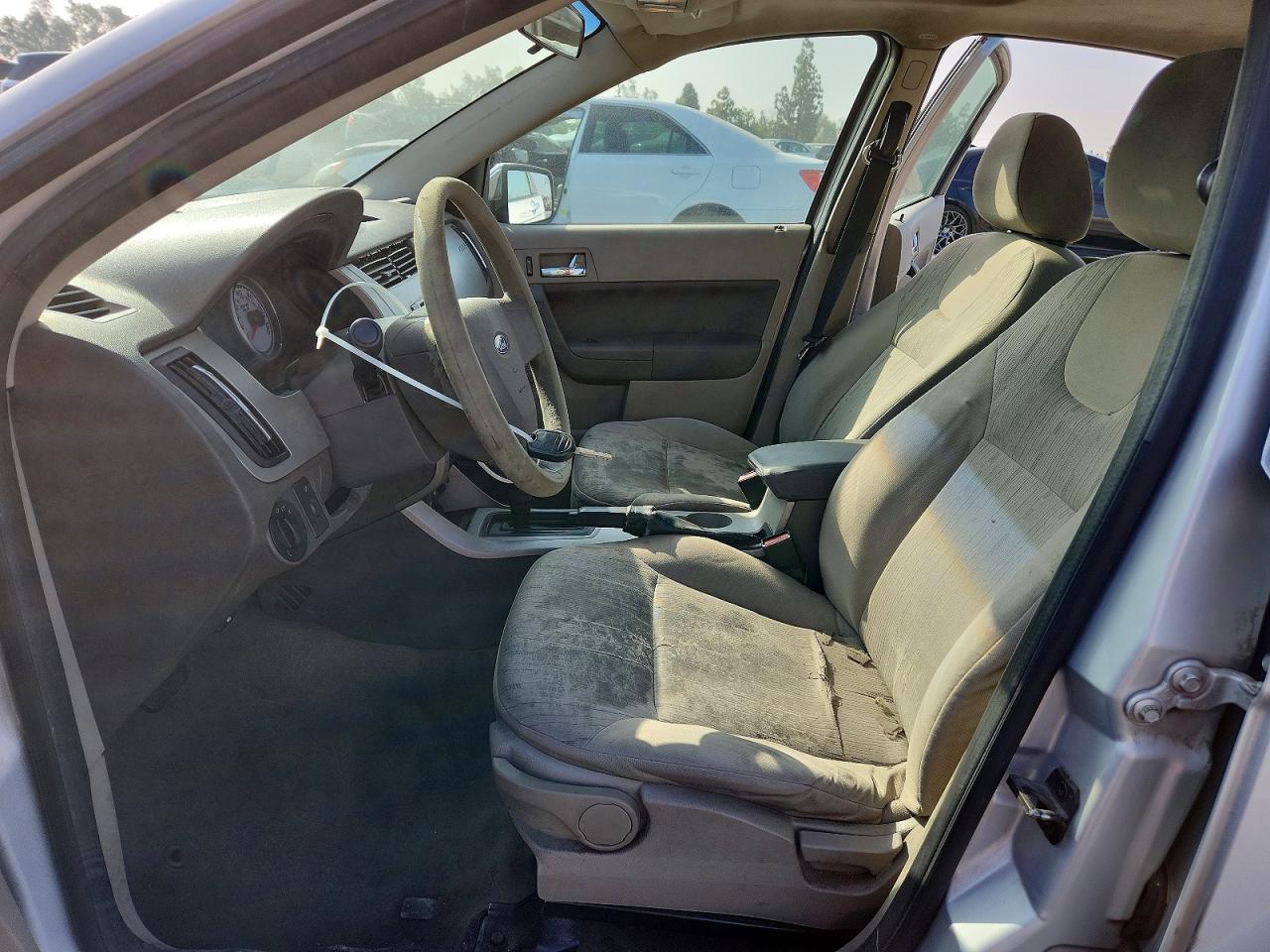 2008 Ford Focus Se Silver vin: 1FAHP35N98W285641