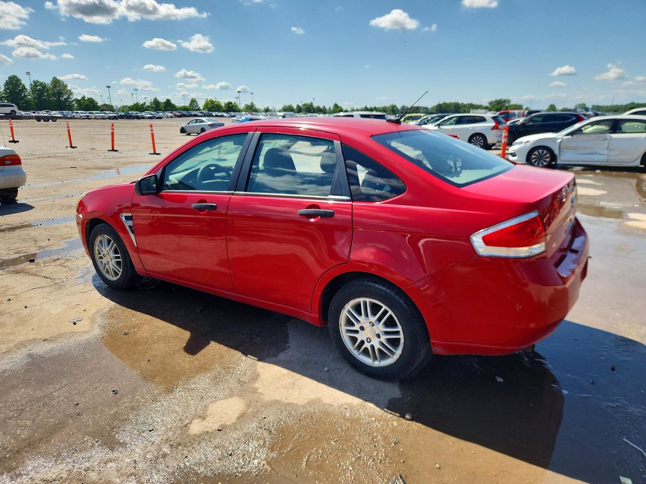 2008 Ford Focus Se Red vin: 1FAHP35NX8W192675
