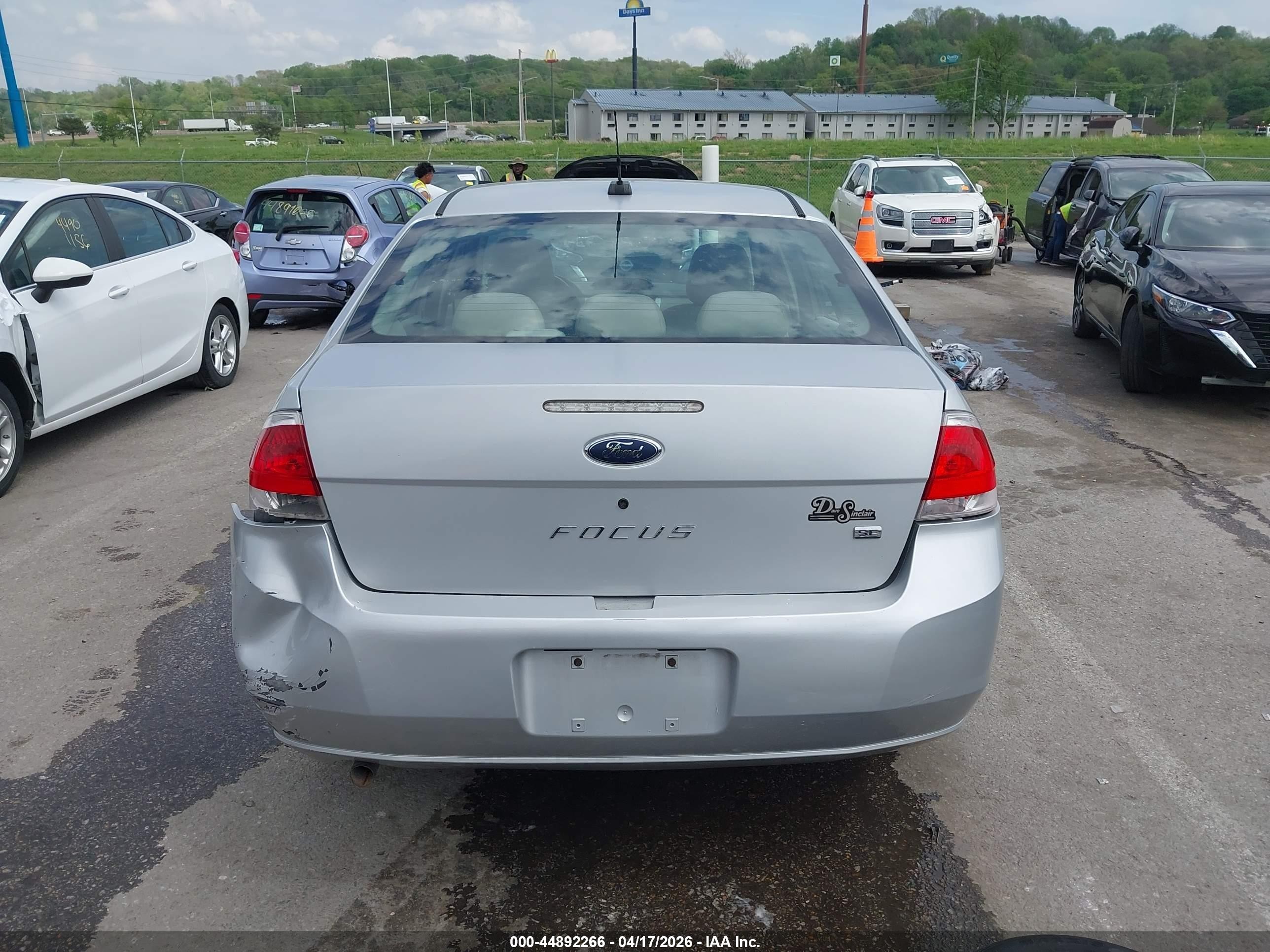 2009 Ford Focus Se Silver vin: 1FAHP35NX9W232934
