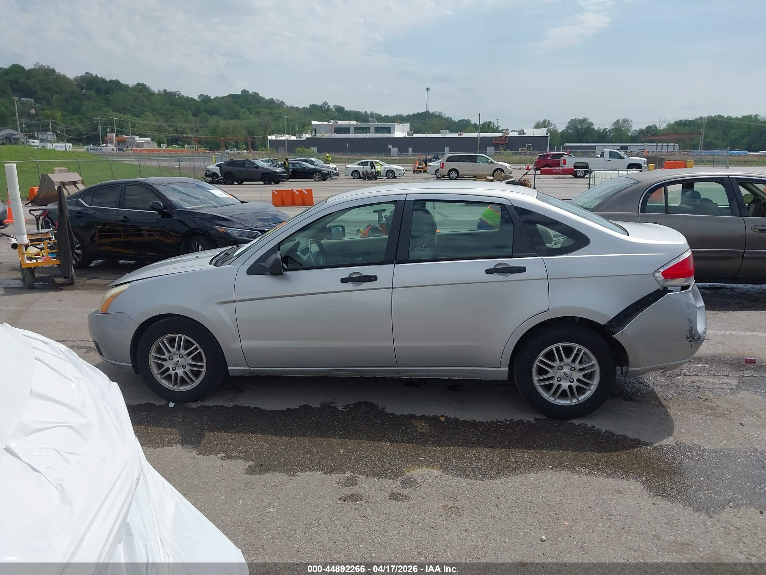 2009 Ford Focus Se Silver vin: 1FAHP35NX9W232934