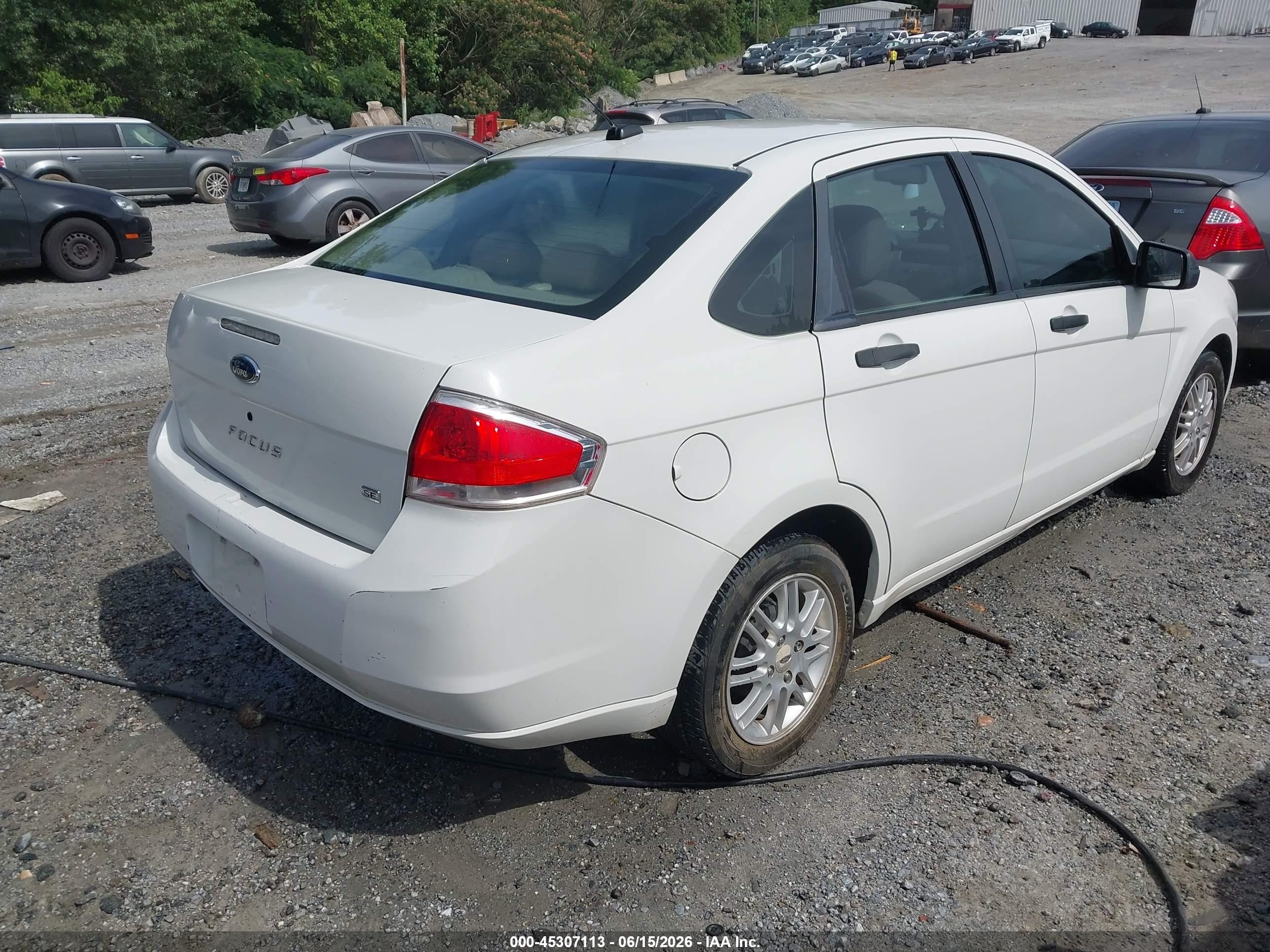 2009 Ford Focus Se White vin: 1FAHP35NX9W247868