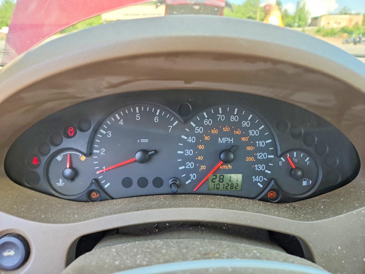 2006 Ford Focus Burgundy vin: 1FAHP36NX6W122671