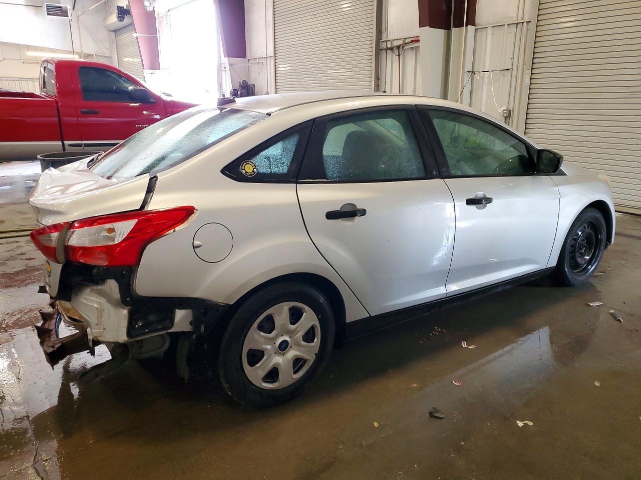 2012 Ford Focus S Серебряный vin: 1FAHP3E28CL404523