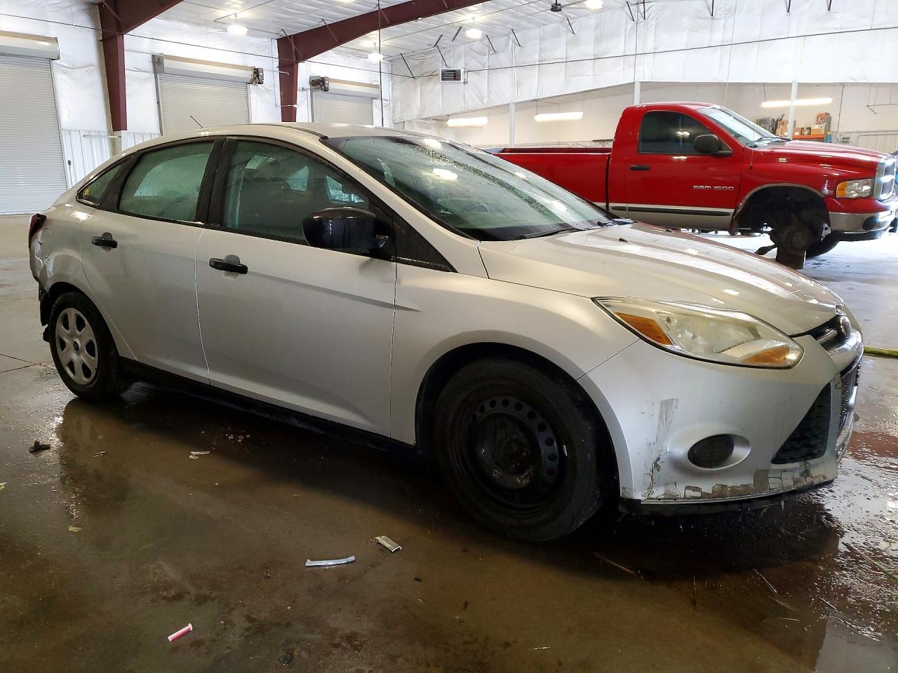 2012 Ford Focus S Серебряный vin: 1FAHP3E28CL404523