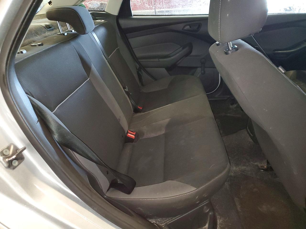 2012 Ford Focus S Серебряный vin: 1FAHP3E28CL404523