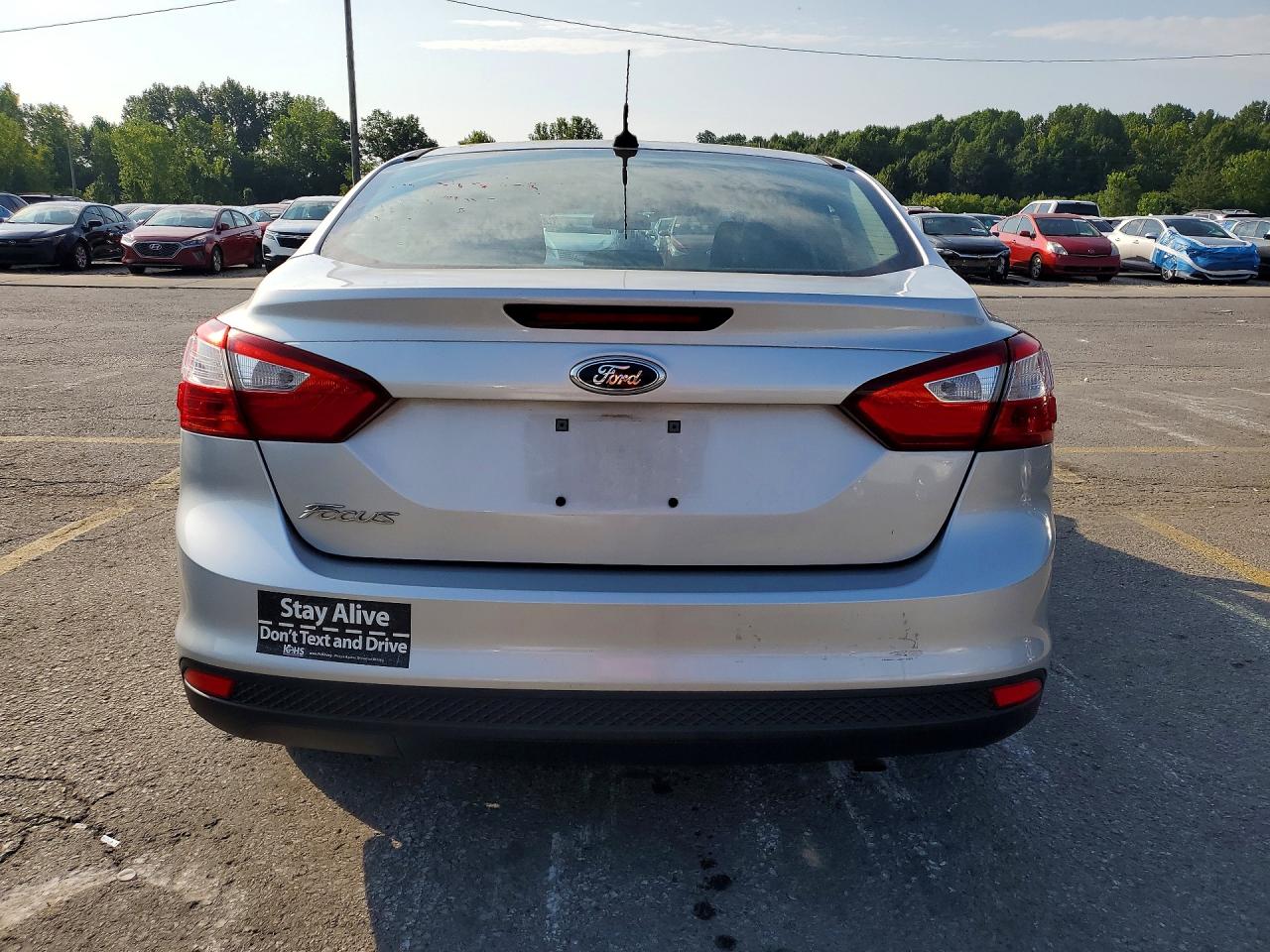2012 Ford Focus S Серебряный vin: 1FAHP3E29CL316080
