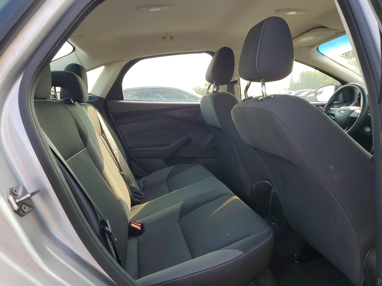 2012 Ford Focus S Серебряный vin: 1FAHP3E29CL316080