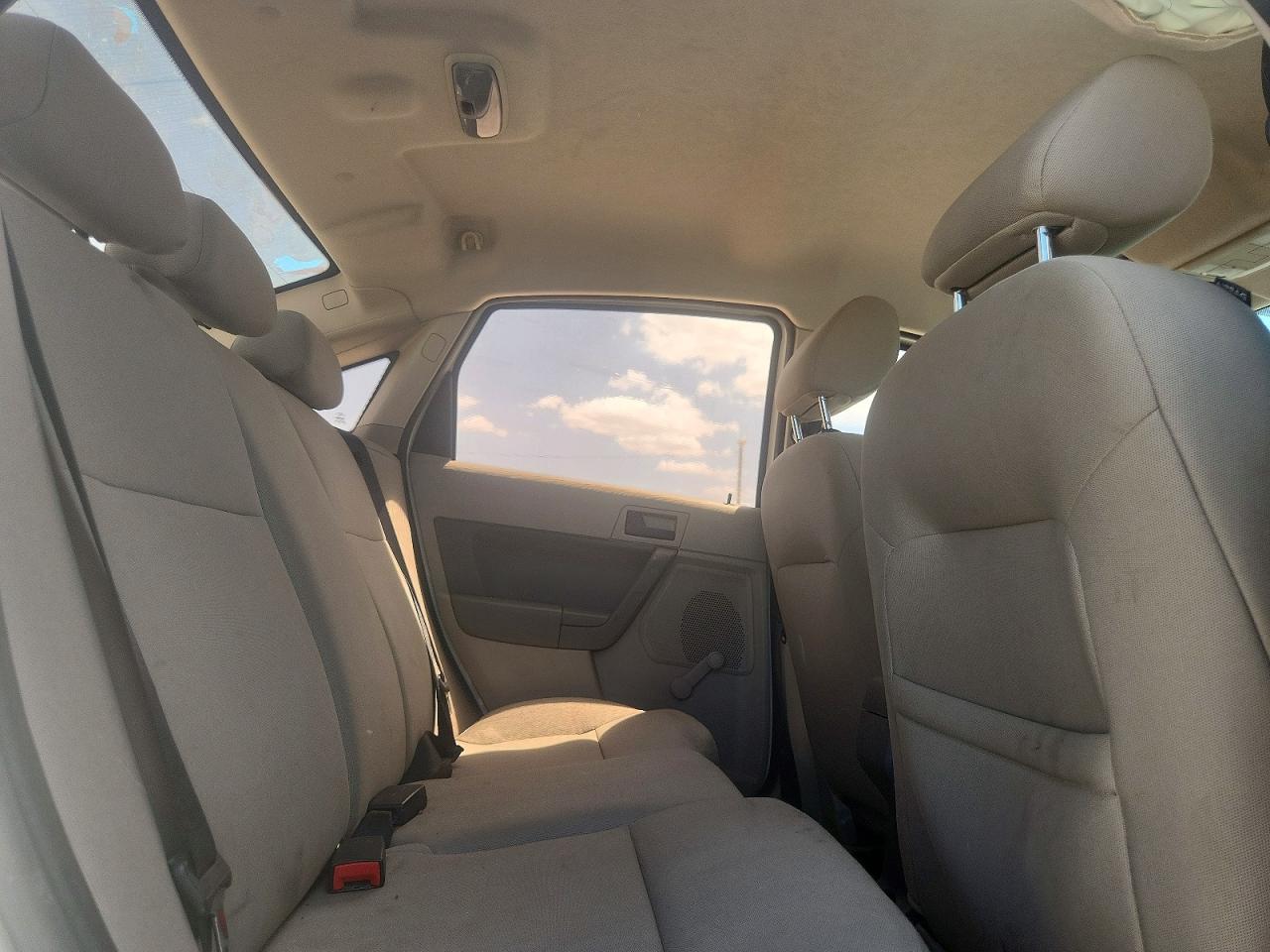 2010 Ford Focus S White vin: 1FAHP3EN0AW262609