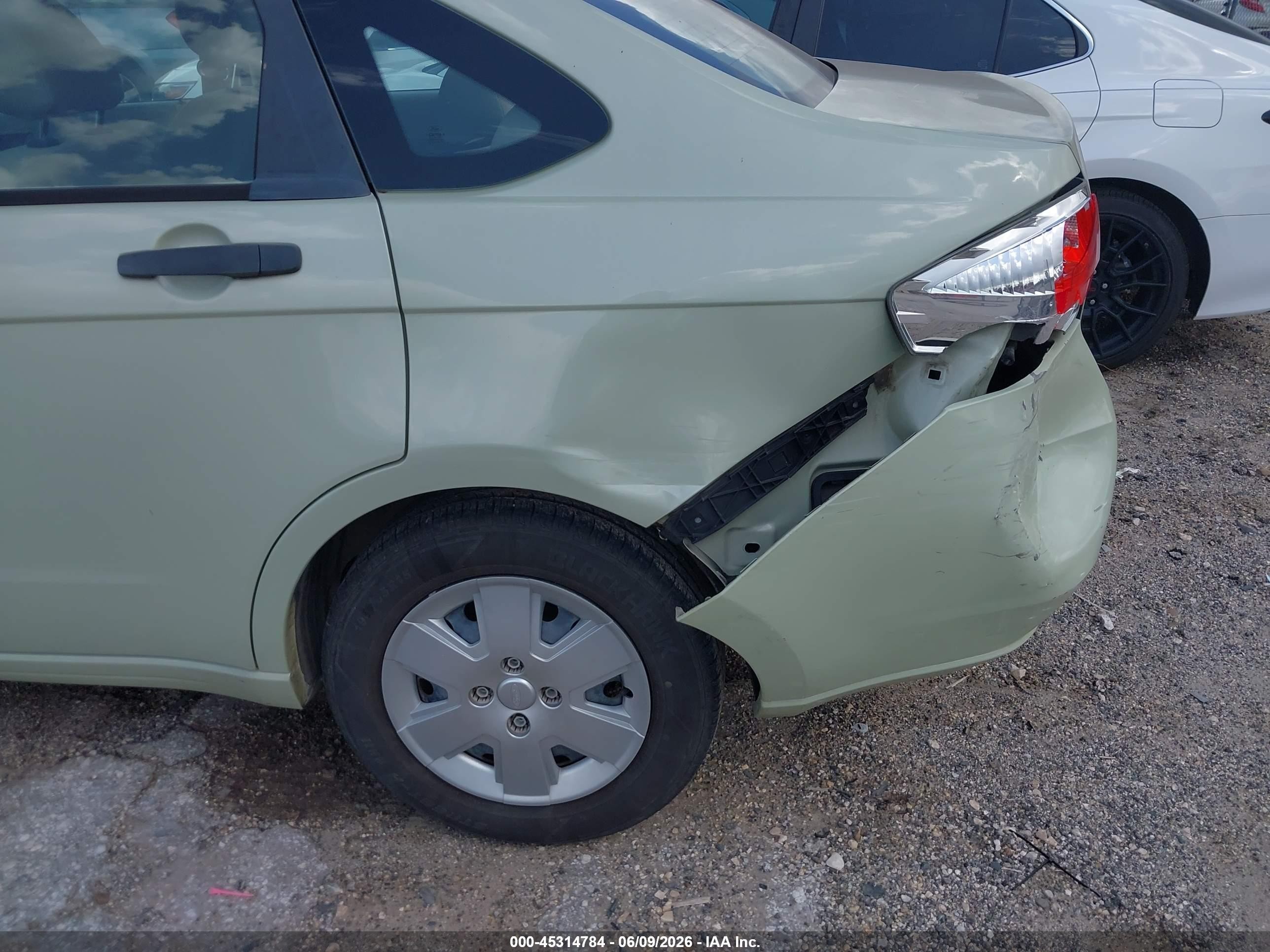 2010 Ford Focus S Green vin: 1FAHP3EN2AW117703