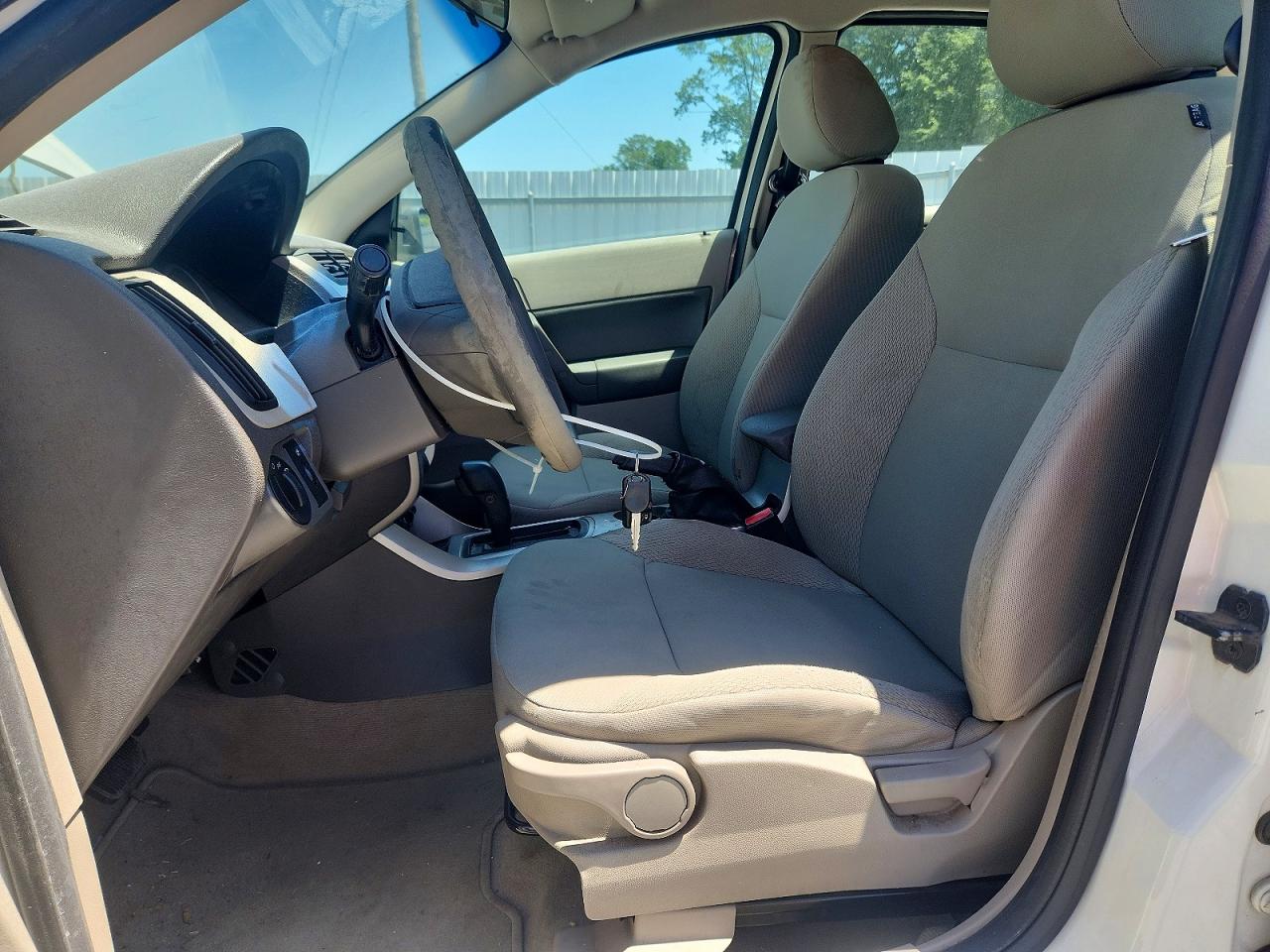 2010 Ford Focus S White vin: 1FAHP3EN4AW148709
